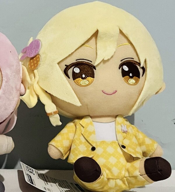 Ai Peluche sentado Love Live! Nijigasaki Highschool Idol Club.