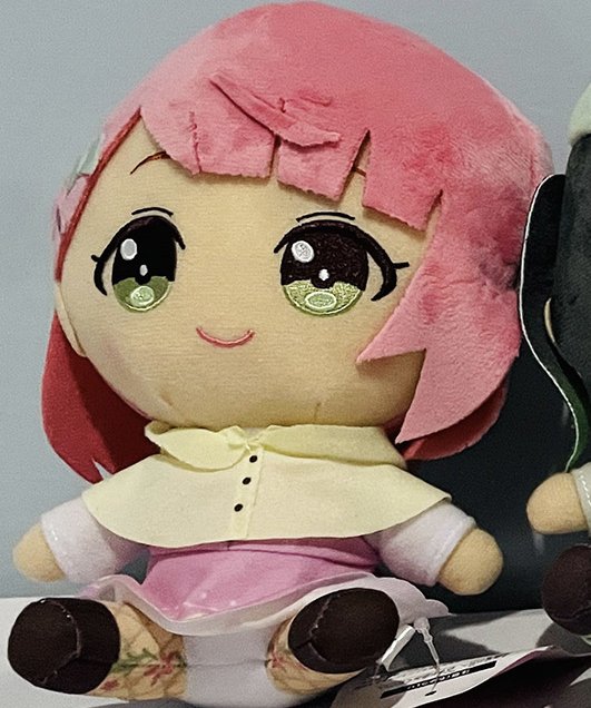 ayumu Peluche sentado Love Live! Nijigasaki Highschool Idol Club.