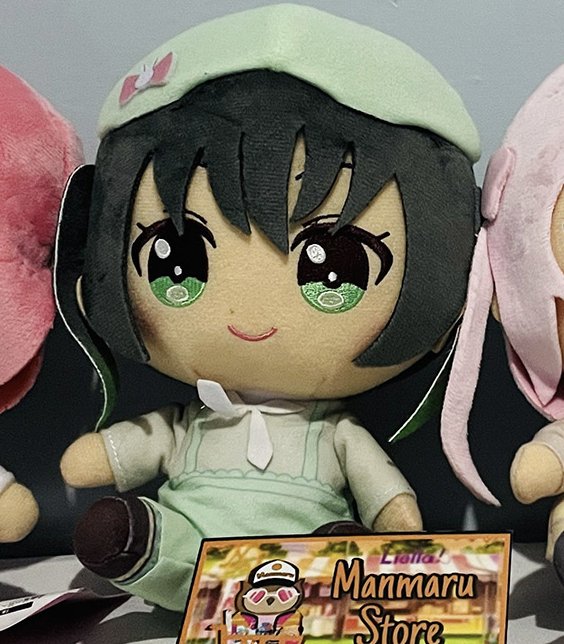 yu Peluche sentado Love Live! Nijigasaki Highschool Idol Club.